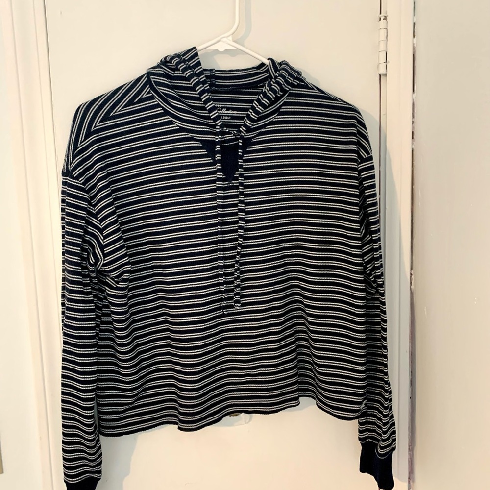 Hollister hoodie shirt size small.